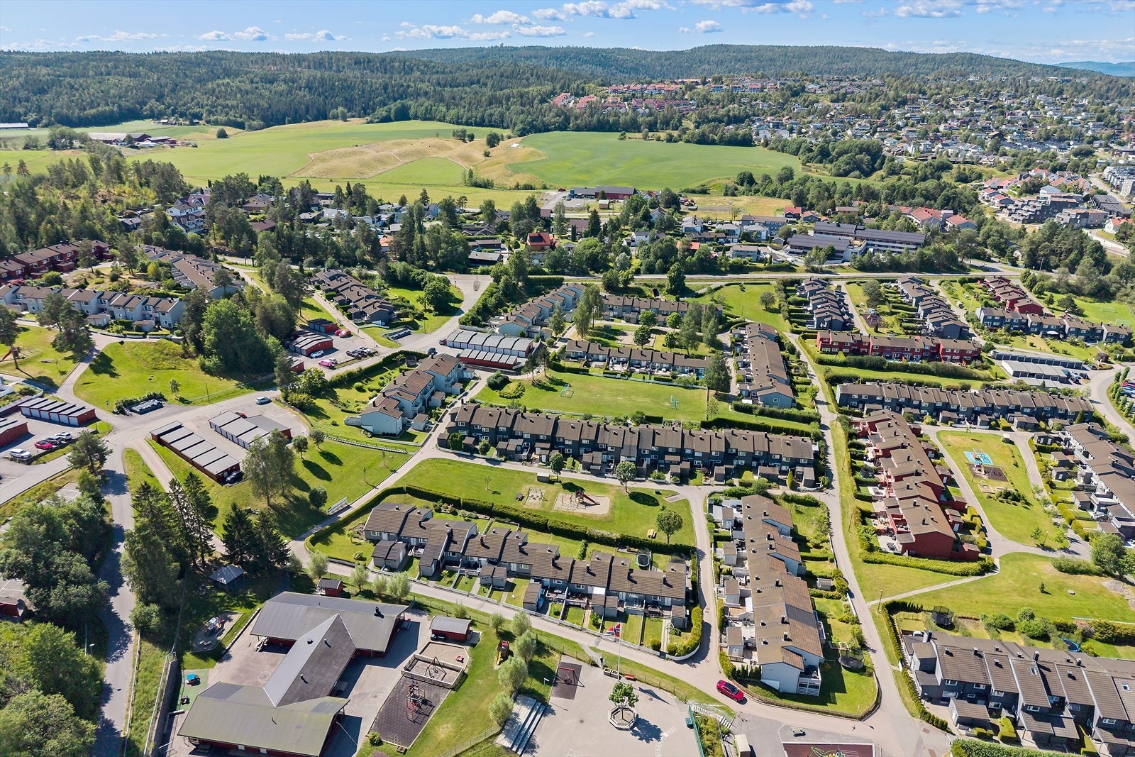 Finstadrabben 134 ligger ypperlig til på feltet med skole og barnehage 30 sek unna inngangsdøren Galleribilde