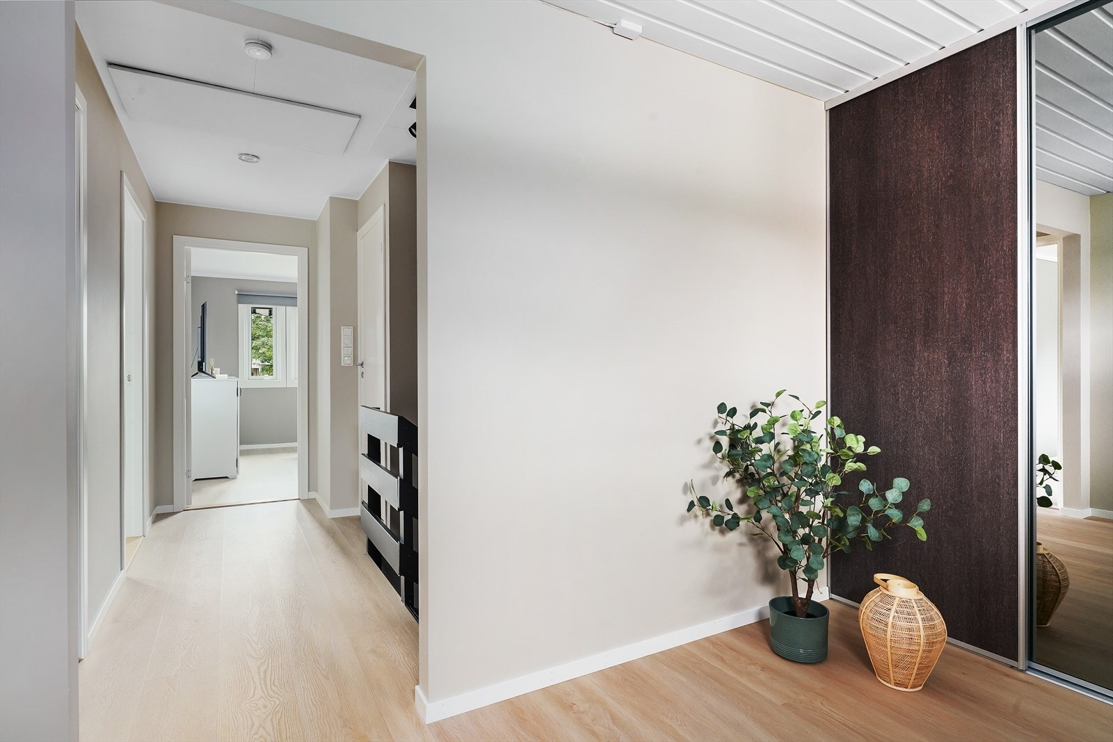 Her er det god plass til å sette fra seg sko og yttertøy, samt en praktisk skyvedørsgarderobe som sørger for gode oppbevaringsmuligheter. Galleribilde