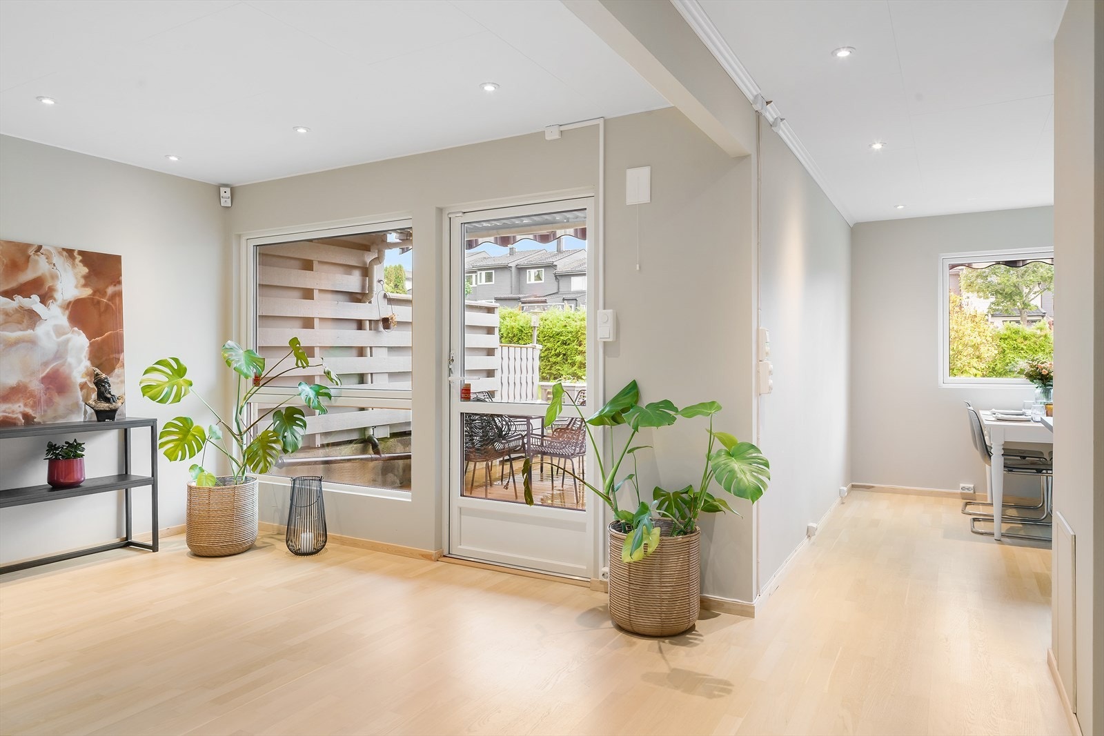 Store vindusflater mot vest og utstrakt bruk av downlightsbelysning Galleribilde