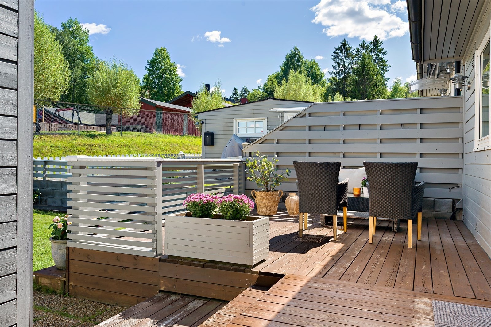 I tilknytning til entréen ligger en romslig terrasse med god plass til utemøbler og hyggelige sittegrupper. Galleribilde