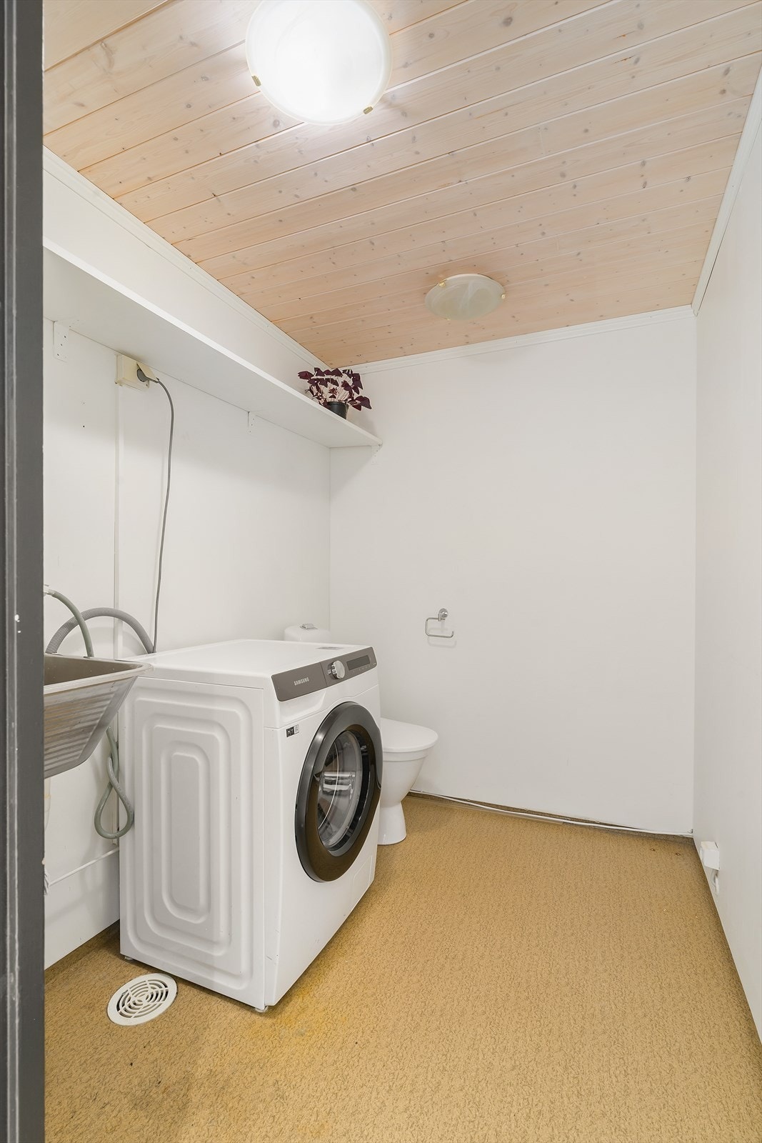 Praktisk vaskerom/WC i underetasjen. Galleribilde