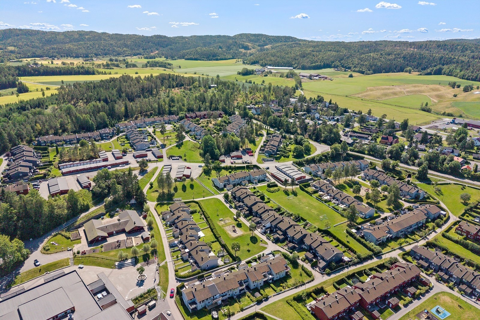 Beliggende i et familietilpasset boligfelt, som er et eldorado for barnefamilier med bilfrie veier, lekeplasser rett utenfor døren og fine grøntområder. Galleribilde