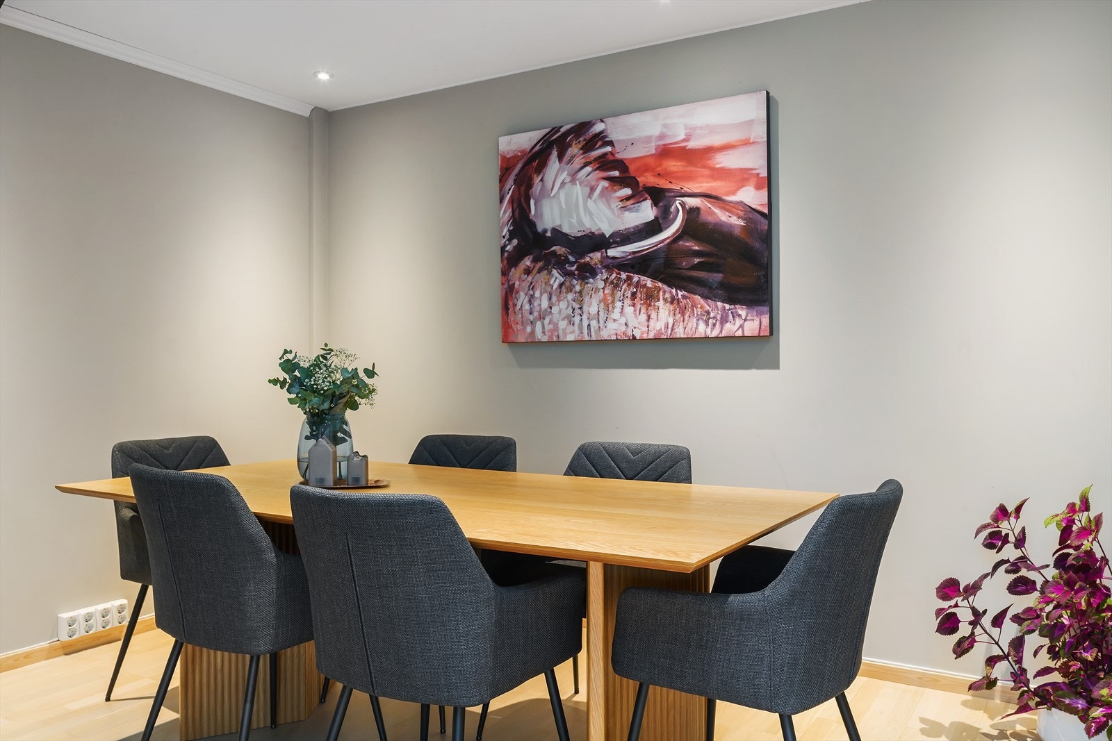Lyse overflater, parkettgulv og downlights gir rommet et moderne og helhetlig uttrykk. Galleribilde