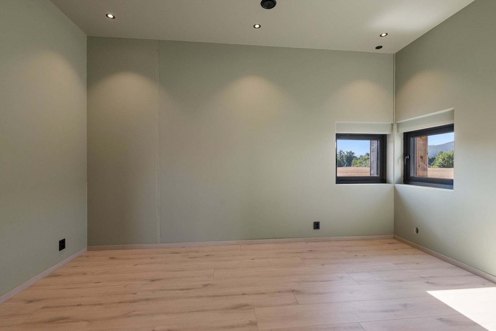 Soverommene fremstår lyse og funksjonelle med store vindusflater som gir godt dagslysinnslipp. De mørke fyllingsdørene bidrar til et helhetlig og moderne interiøruttrykk. Galleribilde