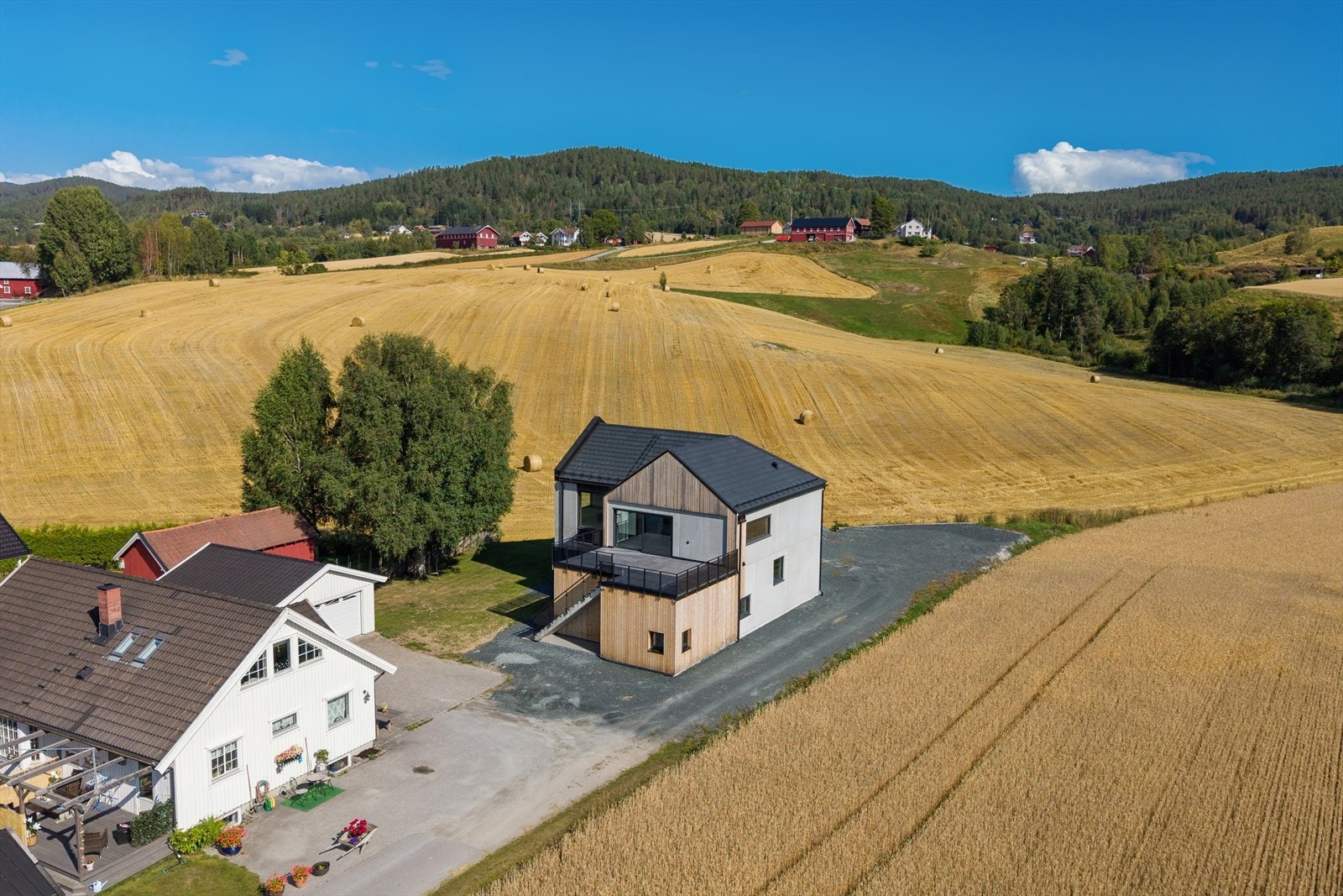 Her bor du fredelig til i grønne rammer, med rikelig med luft rundt boligen og naturen tett på, samtidig som det er enkel adkomst videre inn mot sentrumsfunksjonene. Galleribilde