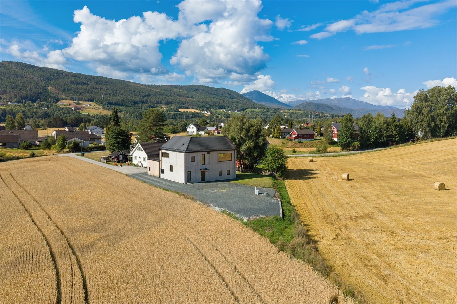 Bebyggelsen fremstår variert med både eldre og nyere boliger, og området har et landlig preg med nærhet til åpne jordbruksarealer, skogsområder og naturlandskap. Galleribilde
