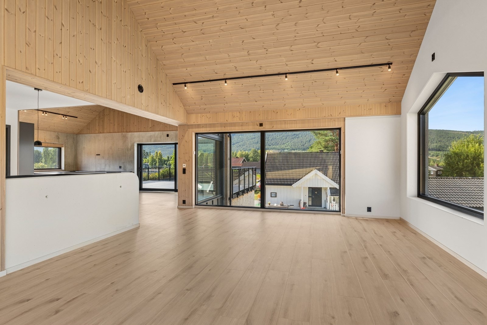 Himlingen er kledd med trepanel som videreføres på deler av veggflatene og skaper en varm kontrast til betongen i underetasjen. Galleribilde