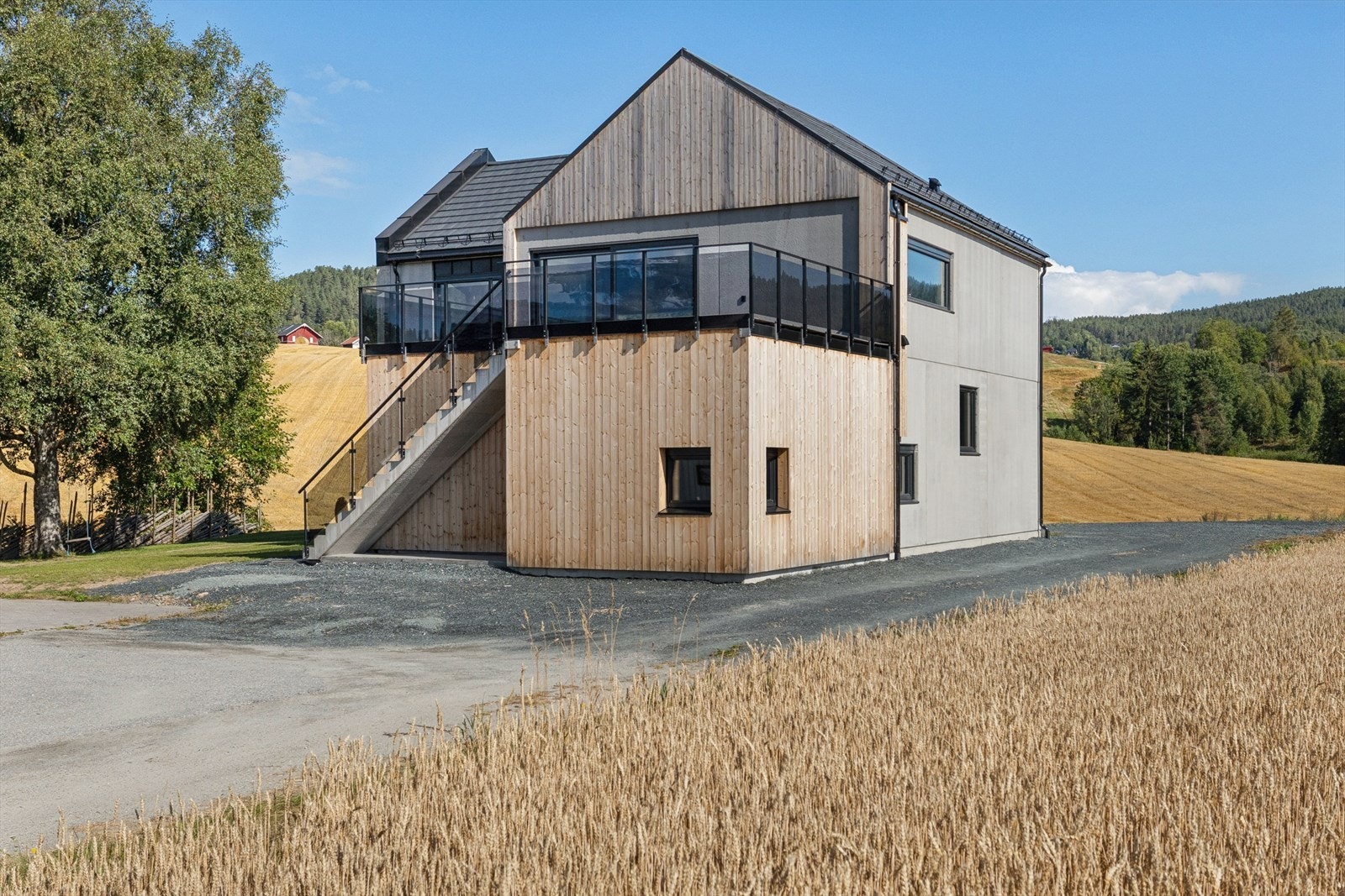 Eiendommen ligger fritt til i landlige og rolige omgivelser. Galleribilde