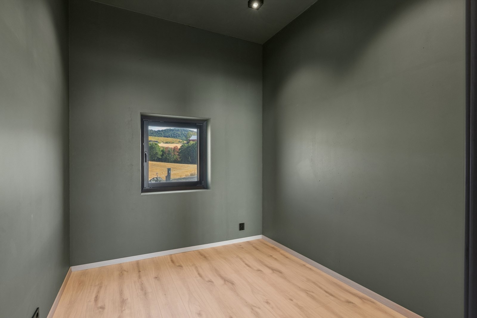 Det er god plass til både seng og garderobeløsning på soverommene. Galleribilde