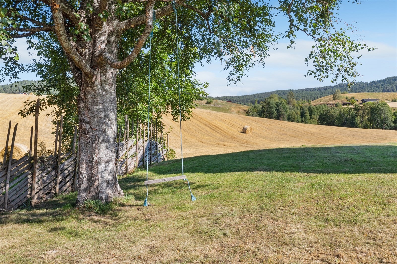 Eiendommen ligger i åpne og landlige omgivelser i Heddal, omtrent åtte kilometer nordvest for Notodden sentrum. Galleribilde