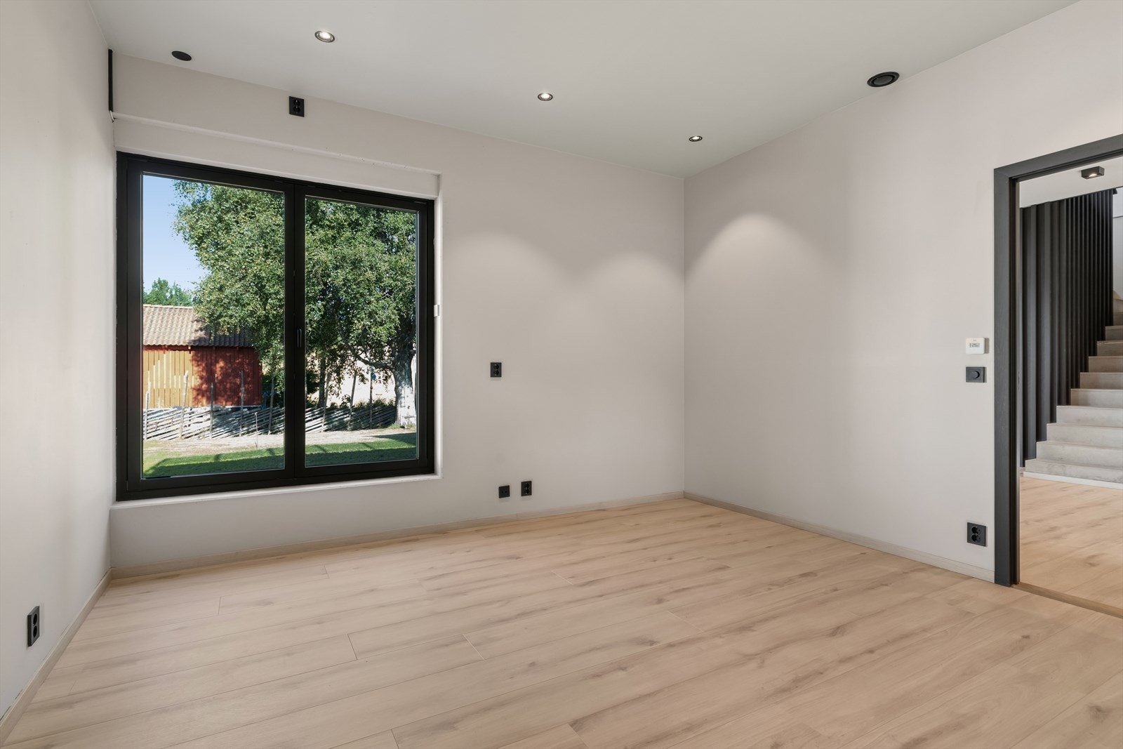 Første etasje inneholder fire soverom. Samtlige rom har laminatgulv med vannbåren gulvvarme, malte betongvegger og malte platehimlinger. Galleribilde
