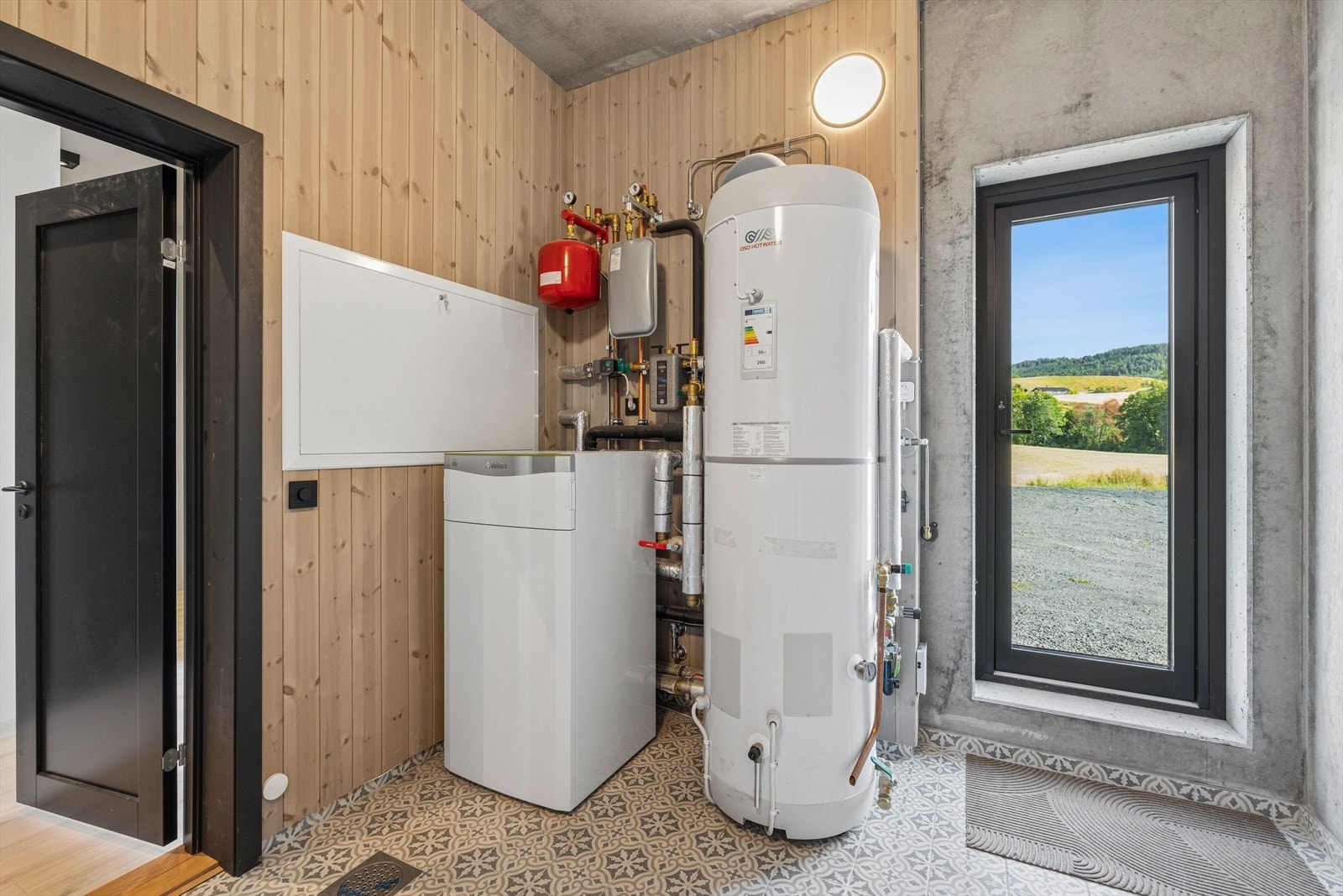 Teknisk rom med bergvarmeanlegg fra Vaillant og aggregat for balansert ventilasjon. Galleribilde