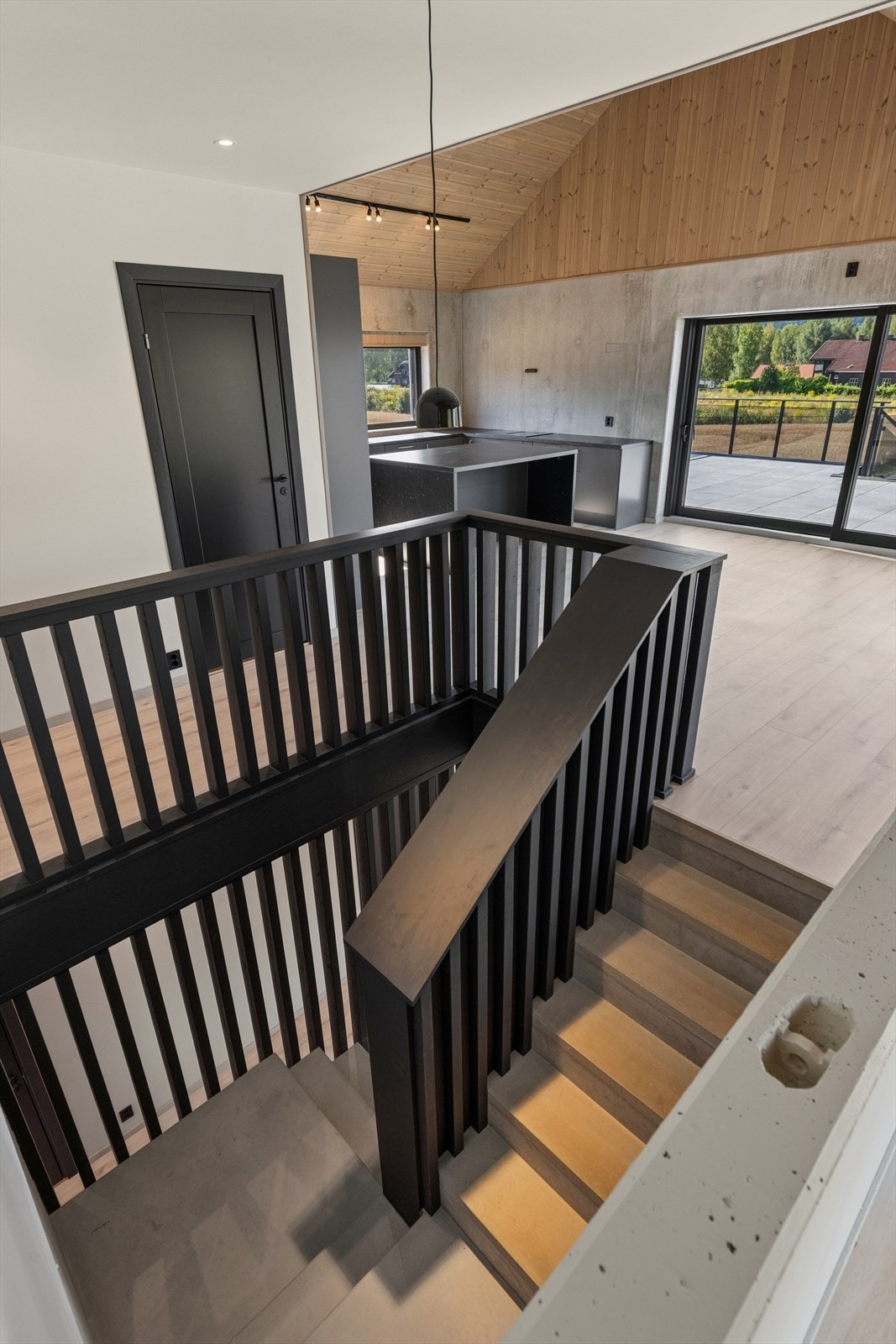 Betongtrappen er et sentralt og robust element som binder etasjene sammen. Galleribilde