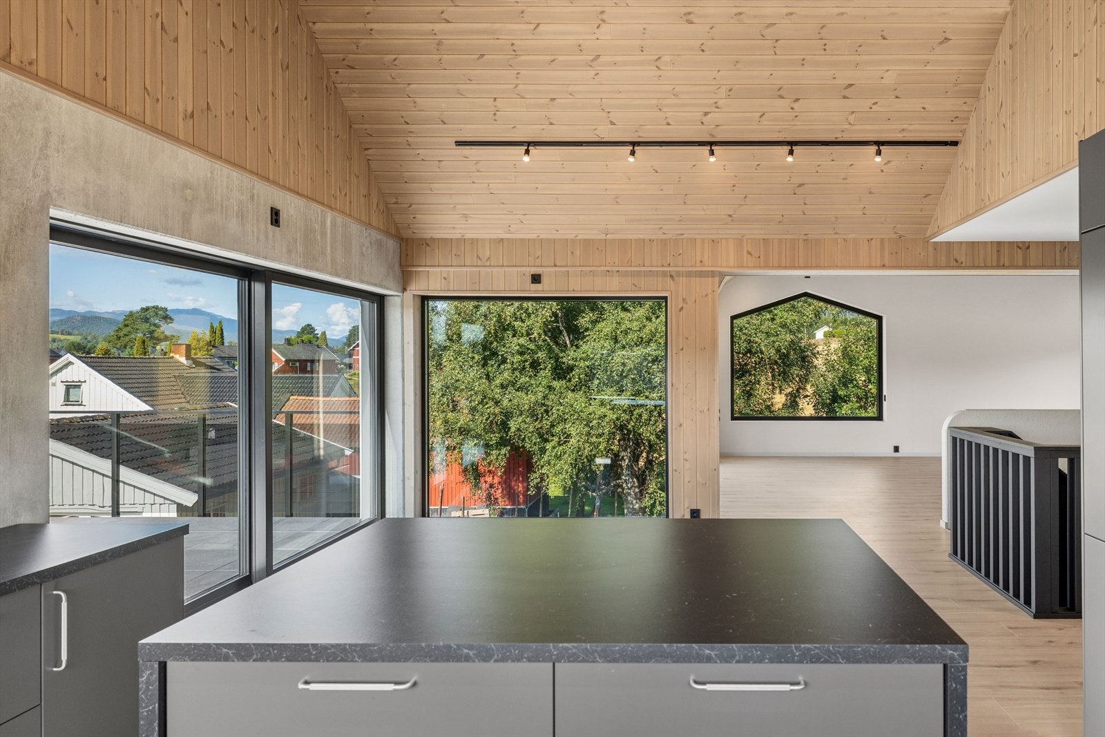 Kjøkkenventilator har avtrekk til det fri. Store vindusflater over benkeområdet gir godt lysinnslipp og panoramautsikt mot kulturlandskapet. Himlingen er utført i trepanel, mens veggene består av betong og panel. Galleribilde