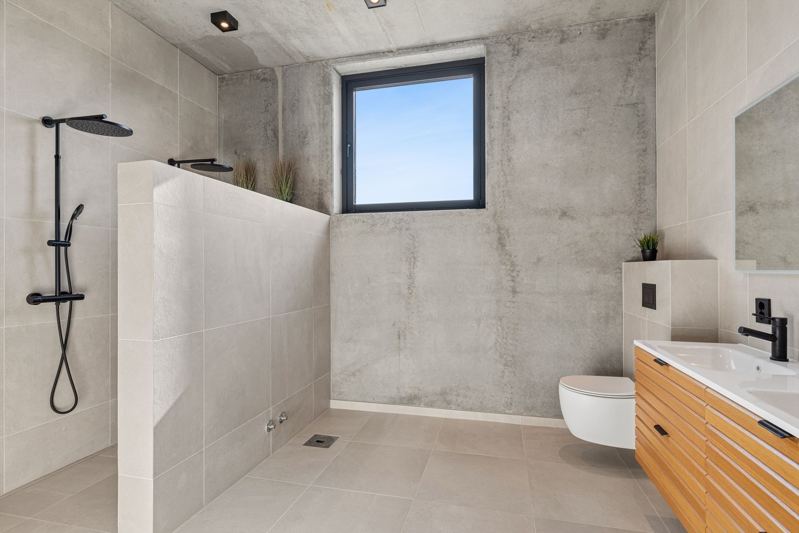 Rommet er utstyrt med balansert ventilasjon og fremstår moderne med lyse flater kombinert med mørke armaturer og detaljer som gir et stilrent uttrykk. Galleribilde