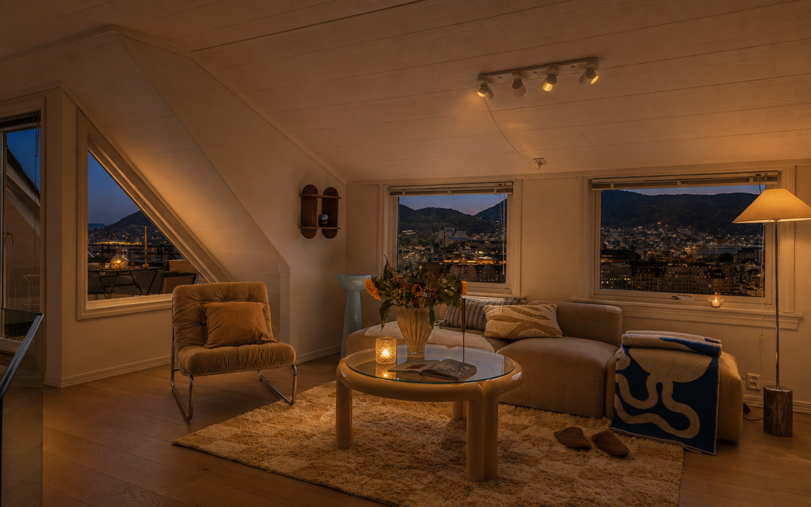 - En lekker og innholdsrik toppleilighet med pene kvaliteter, en spennende planløsning over to plan og en herlig balkong med panoramautsikt. Dette bildet er redigert i kveldsmodus av AI - Galleribilde