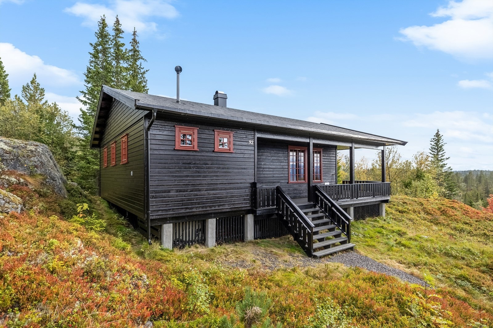 Inngangsparti med utvendig tretrapp og fundamentering på søyler. Velkommen til visning! Galleribilde