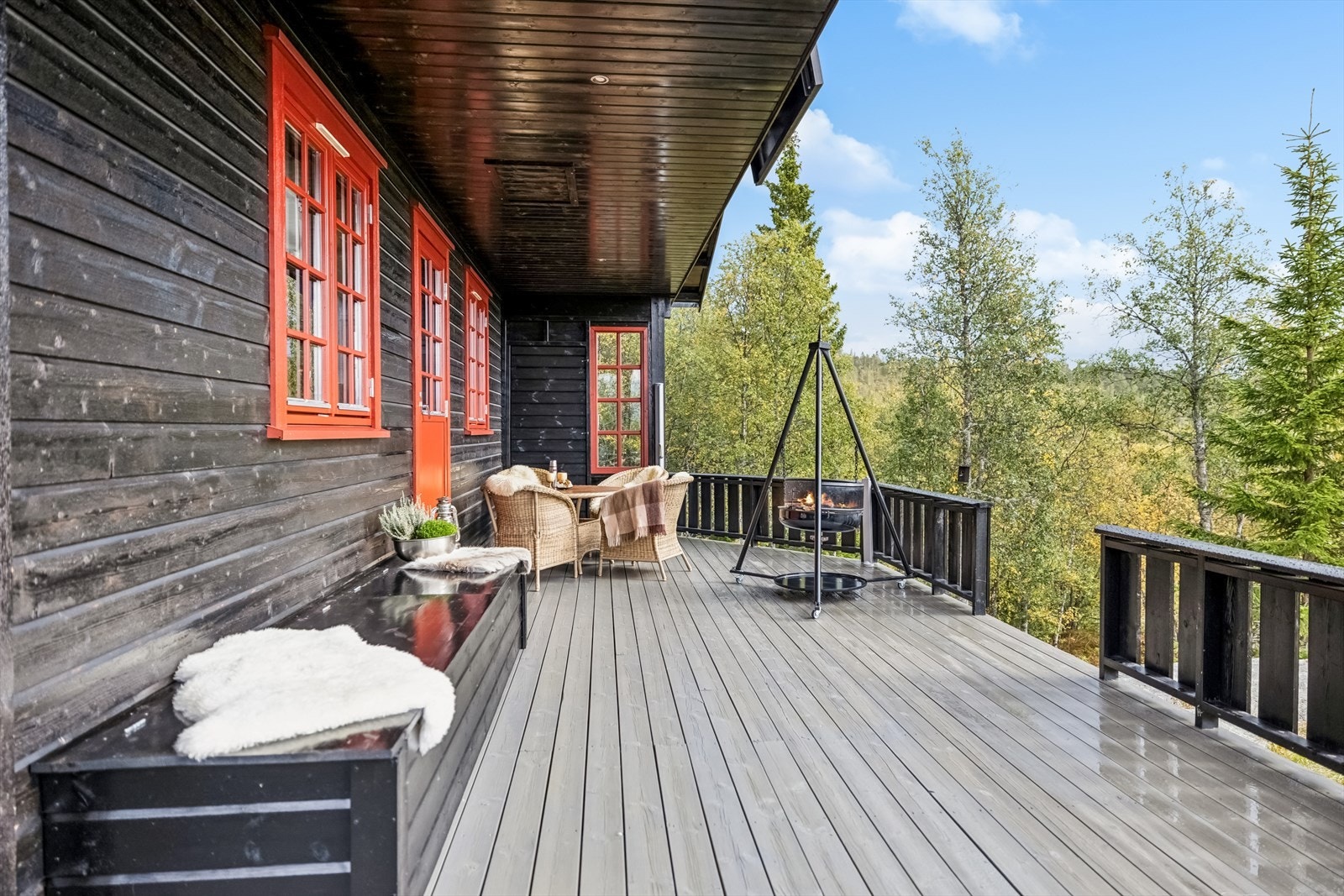 Terrassen ligger på bakkeplan med adkomst fra stuen og utvendig trapp. En uteplass til stor glede for både store og små! Galleribilde