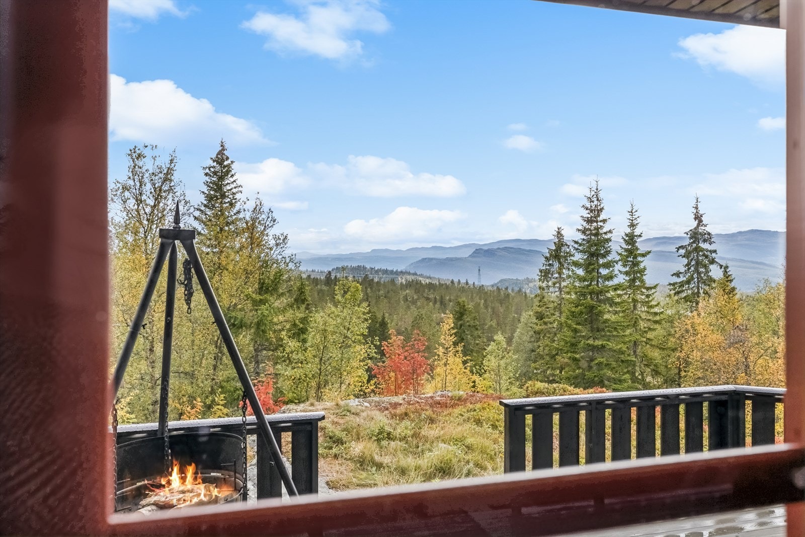 Nydelig utsikt mot omkringliggende åser og fjell fra hytta. Galleribilde