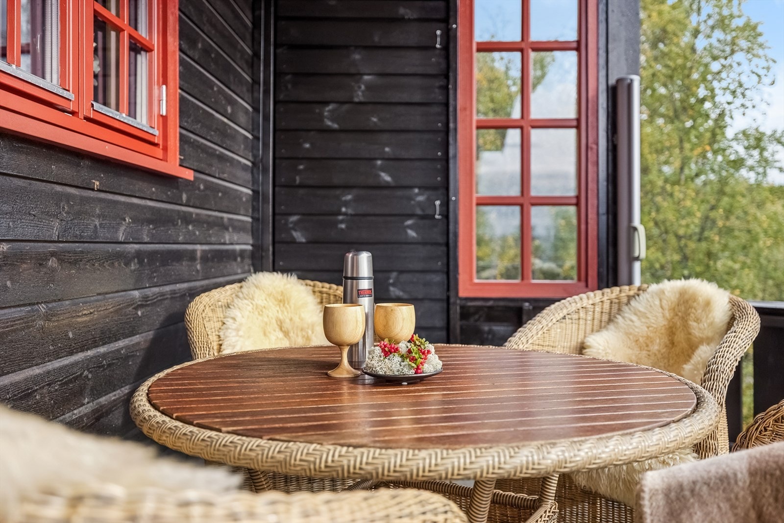Uteplassen innbyr til rolige kaffestunder i fjelluften. Galleribilde