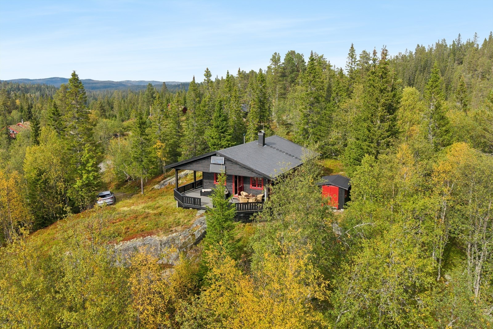 Fritidsbolig oppført i 2007, lunt plassert på en usjenert naturtomt omgitt av skog og fjellterreng. Galleribilde