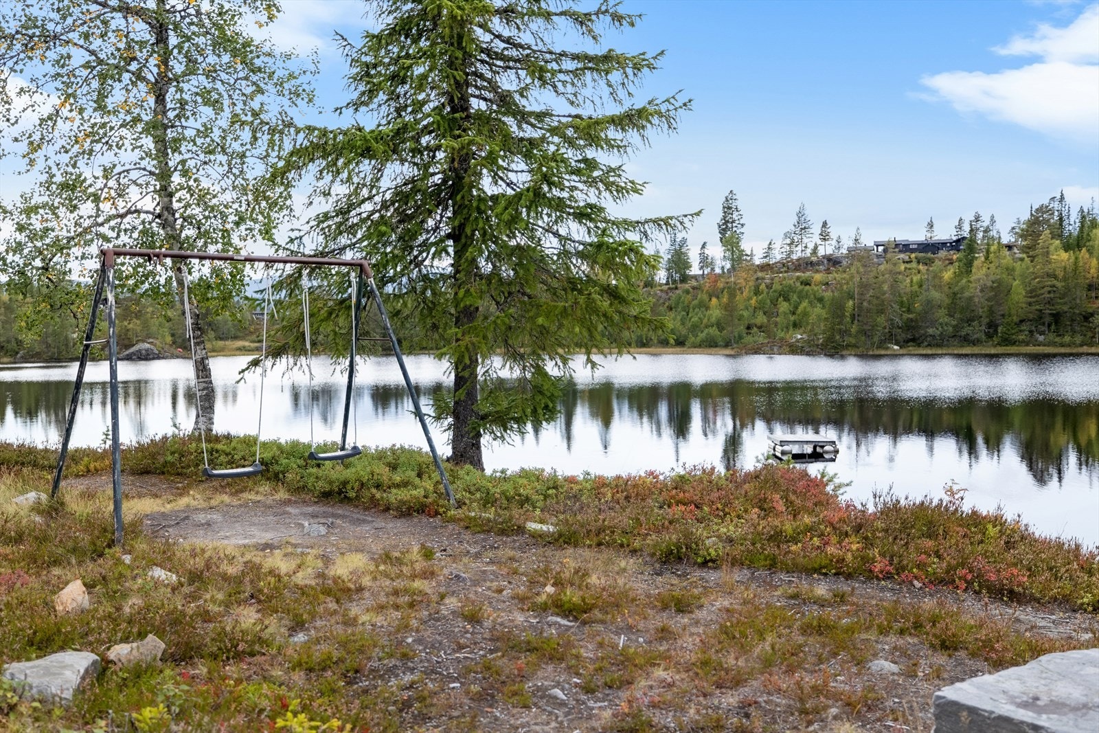 Idyll! Fint opparbeidet fellesområde med rasteplass og husker ved vannkanten. Galleribilde
