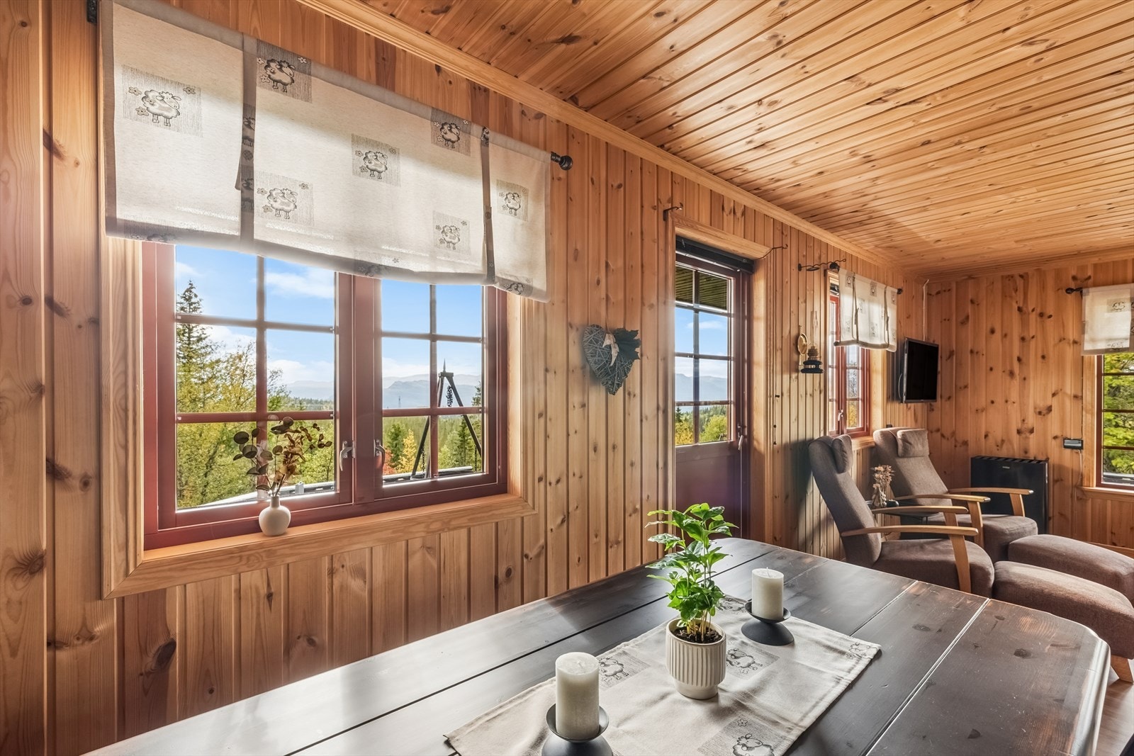 Spiseplass plassert ved vinduet med flott utsyn mot naturen. Galleribilde