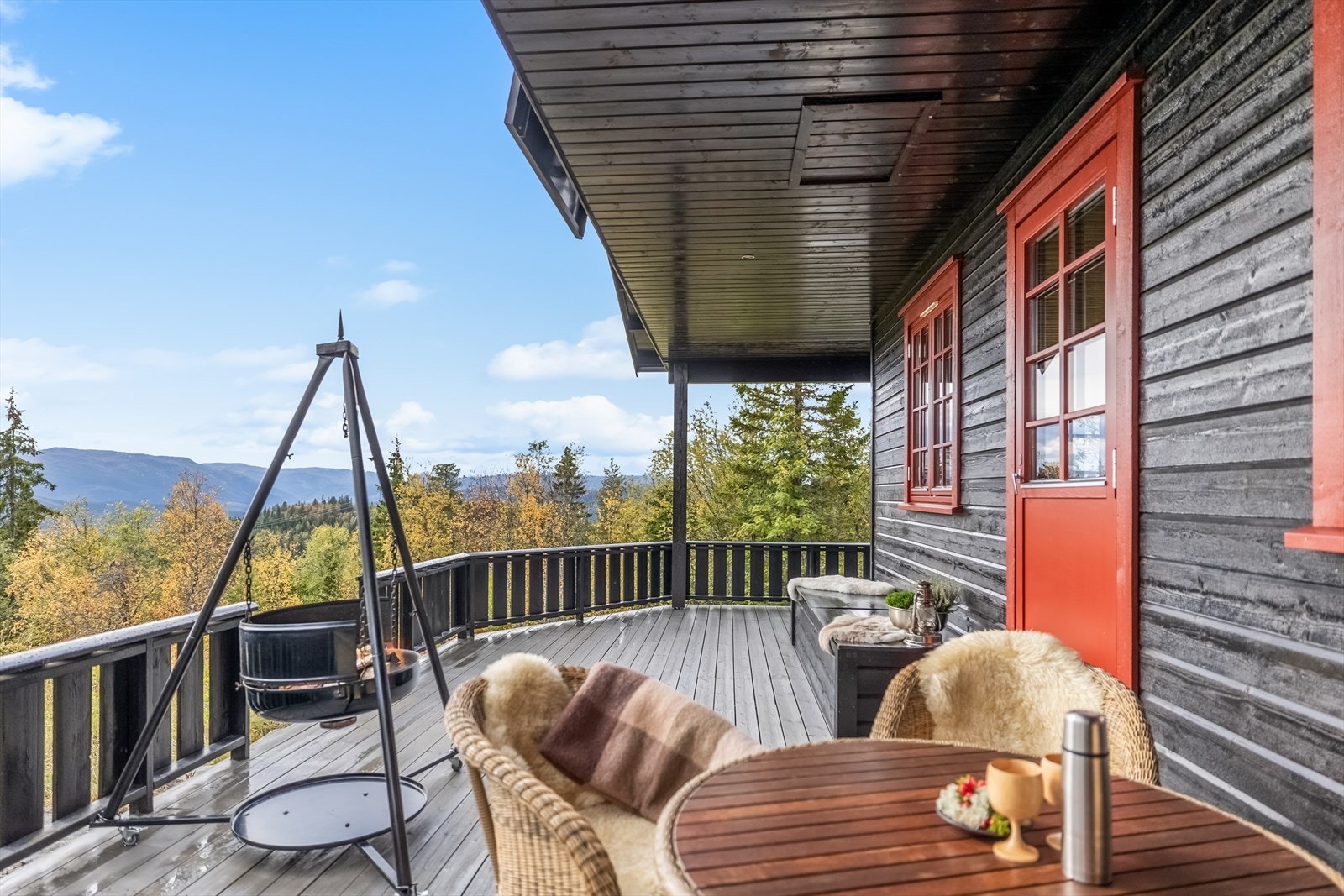 Romslig terrasse med overbygd parti og åpen utsikt mot fjellandskapet. Galleribilde