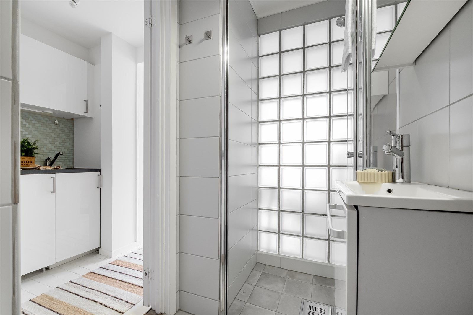 Badet har avtrekksventilasjon og elektrisk varmelampe. Galleribilde