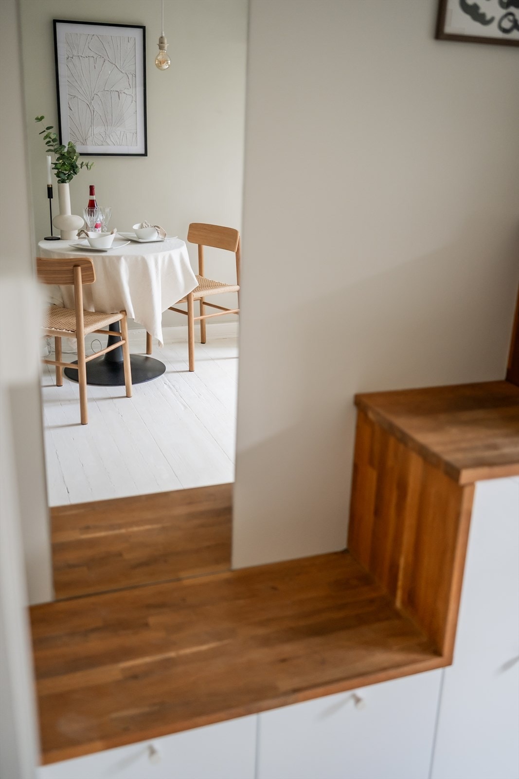 Trappetrinnene til hemsen samt skuffer under sofaen gir god lagringsplass. Galleribilde