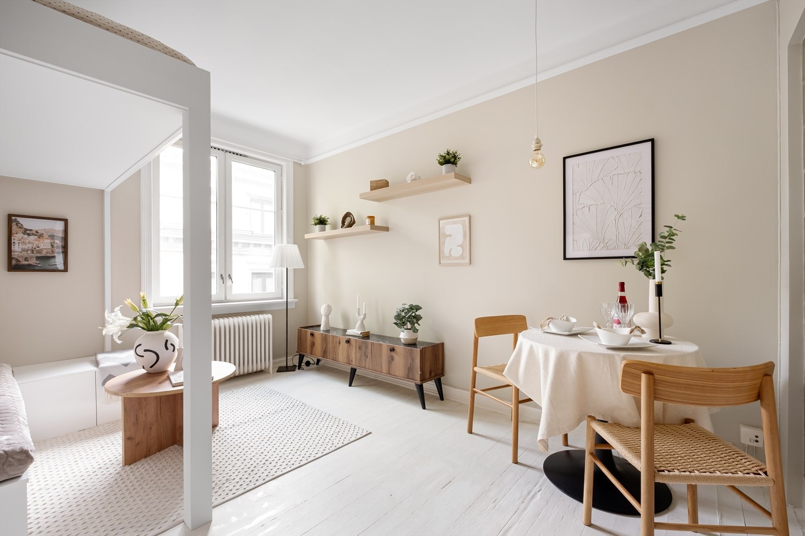 Leiligheten har svært god intern beliggenhet i byggets 4. etasje med heisadkomst ,og hele leiligheten vender ut mot gårdsplass. Galleribilde