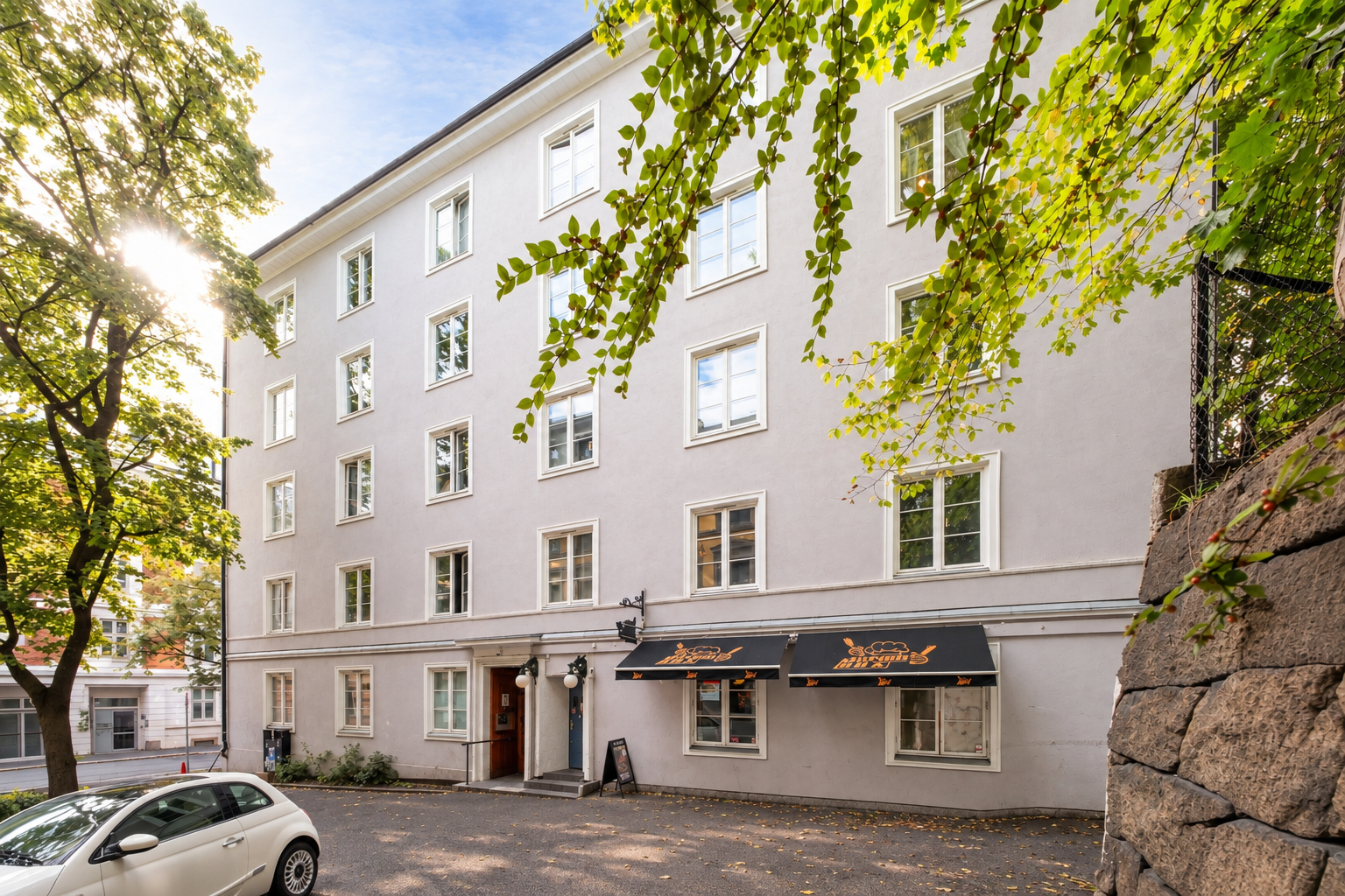 Leiligheten har en meget populær og sentral beliggenhet i Homansbyen med Hegdehaugsveien/Bogstadveien som nærmeste nabo. Galleribilde
