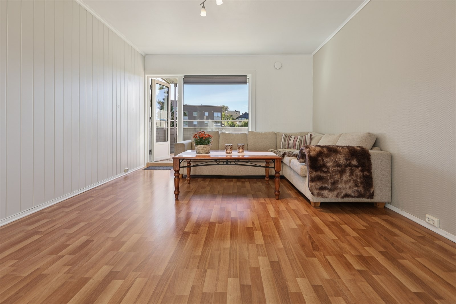 Overflater med malt strie og panel, samt laminat på gulv. Galleribilde