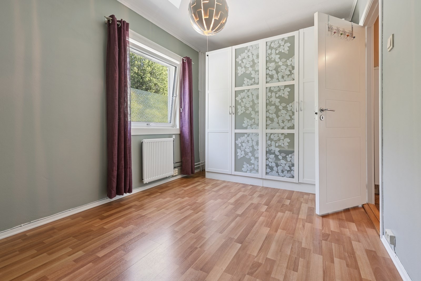 Det andre soverommet har malte vegger og malt himling. Rommet har fleksible bruksmuligheter med plass til seng, garderobe eller skrivebord for hjemmekontor. Galleribilde