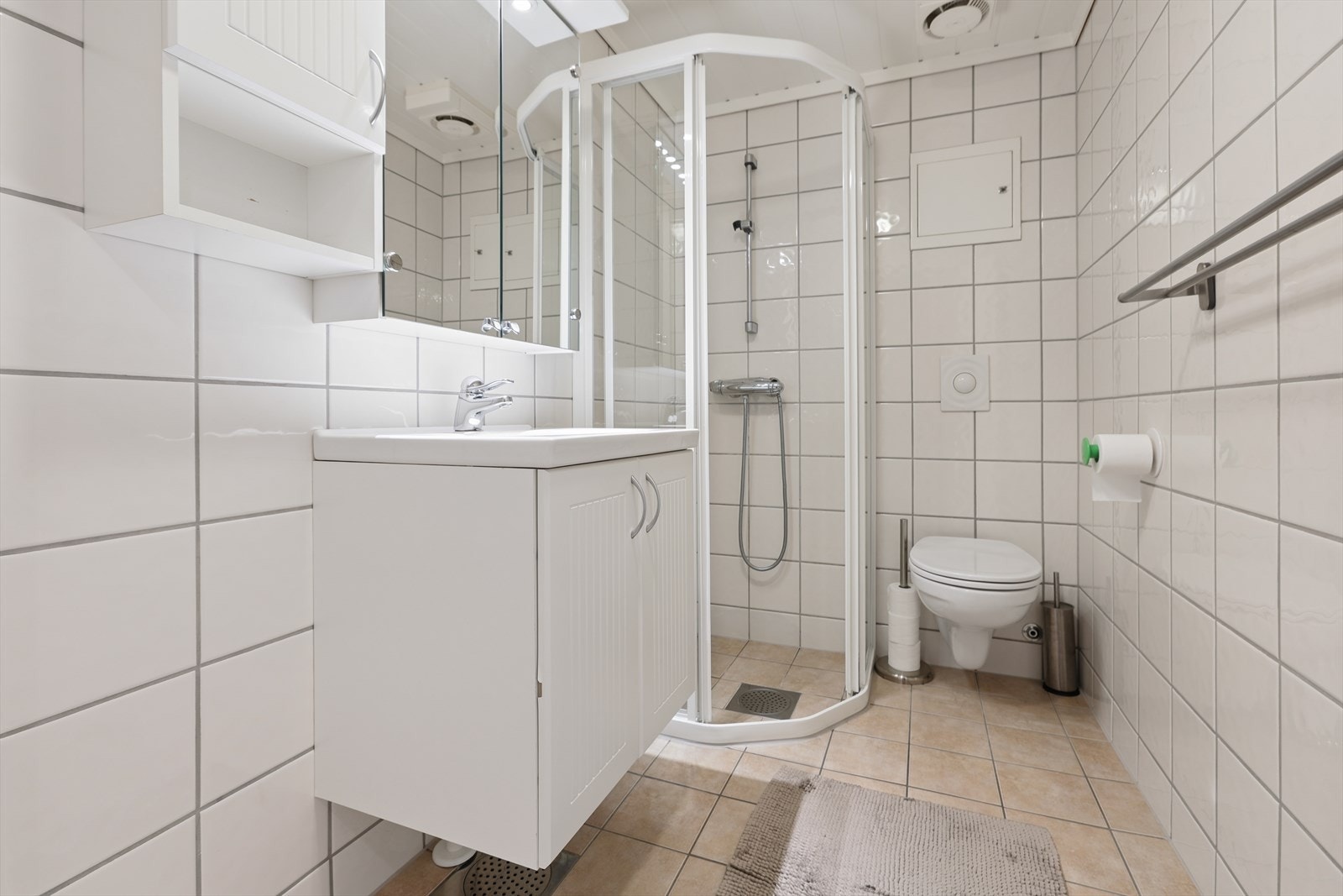 Badet har flislagte overflater på gulv og vegger, mdf-panel i himlingen og gulvvarme med termostat fra 2024. Galleribilde