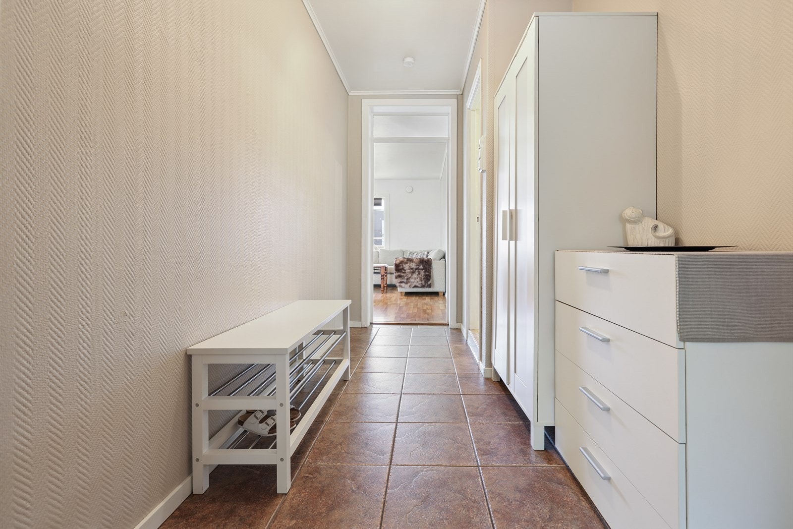 Trivelig og luftig entrè/gang med fliser på gulv som ønsker deg velkommen inn. Galleribilde