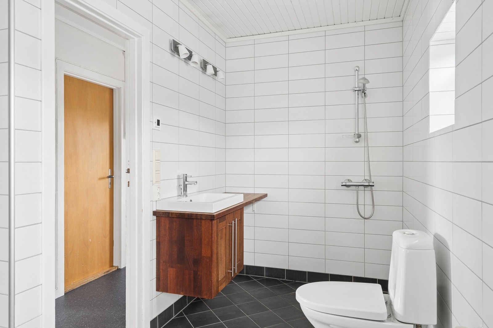 Badet i andre etasje ble oppgradert i 2006 og har flislagt gulv med varmekabler. Galleribilde