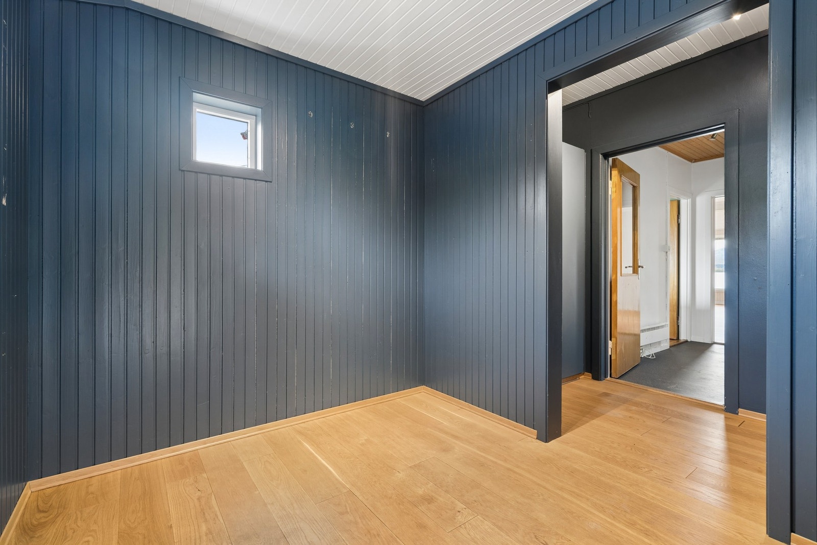 Entré med panel på veggene og videre adkomst til boligens hovedplan. Galleribilde