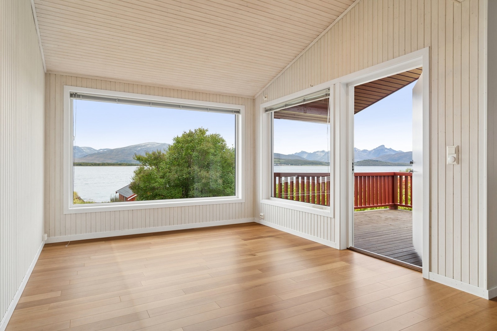 Fra stuen er det utsikt over fjorden og fjellene på andre siden. Galleribilde