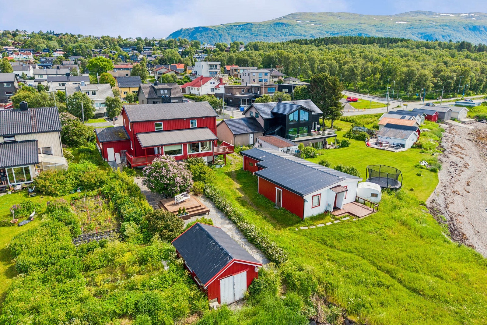 Eiendommen ligger i et etablert boligområde med nærhet til både sjø og natur. Galleribilde