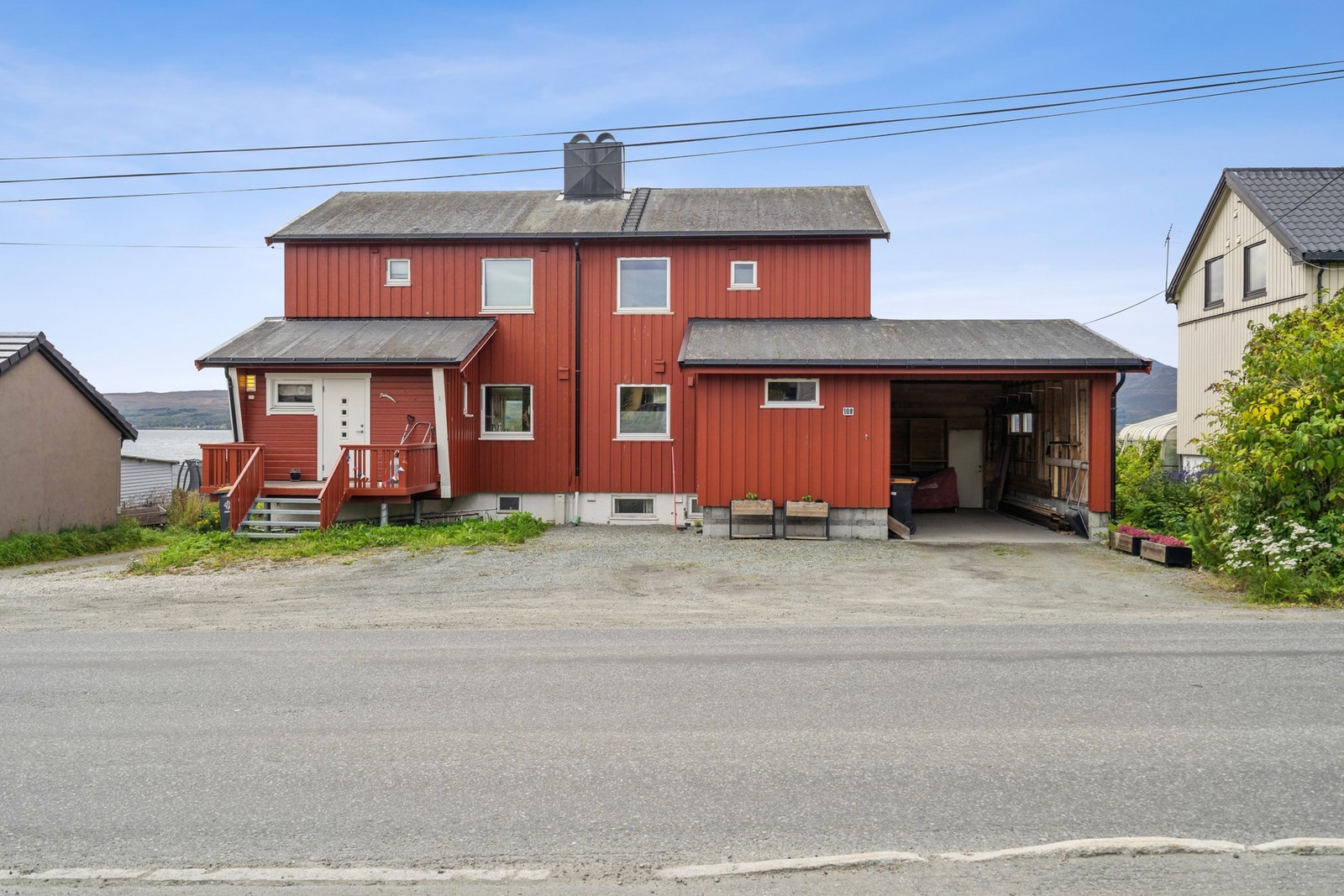 Fasade mot veien med carport, som ble oppført som tilbygg i 2009. Galleribilde