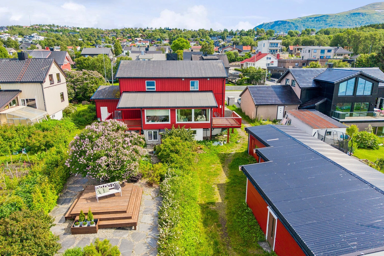 Vertikaldelt tomannsbolig med innredet del i kjeller og eget naust ved sjøen. Galleribilde