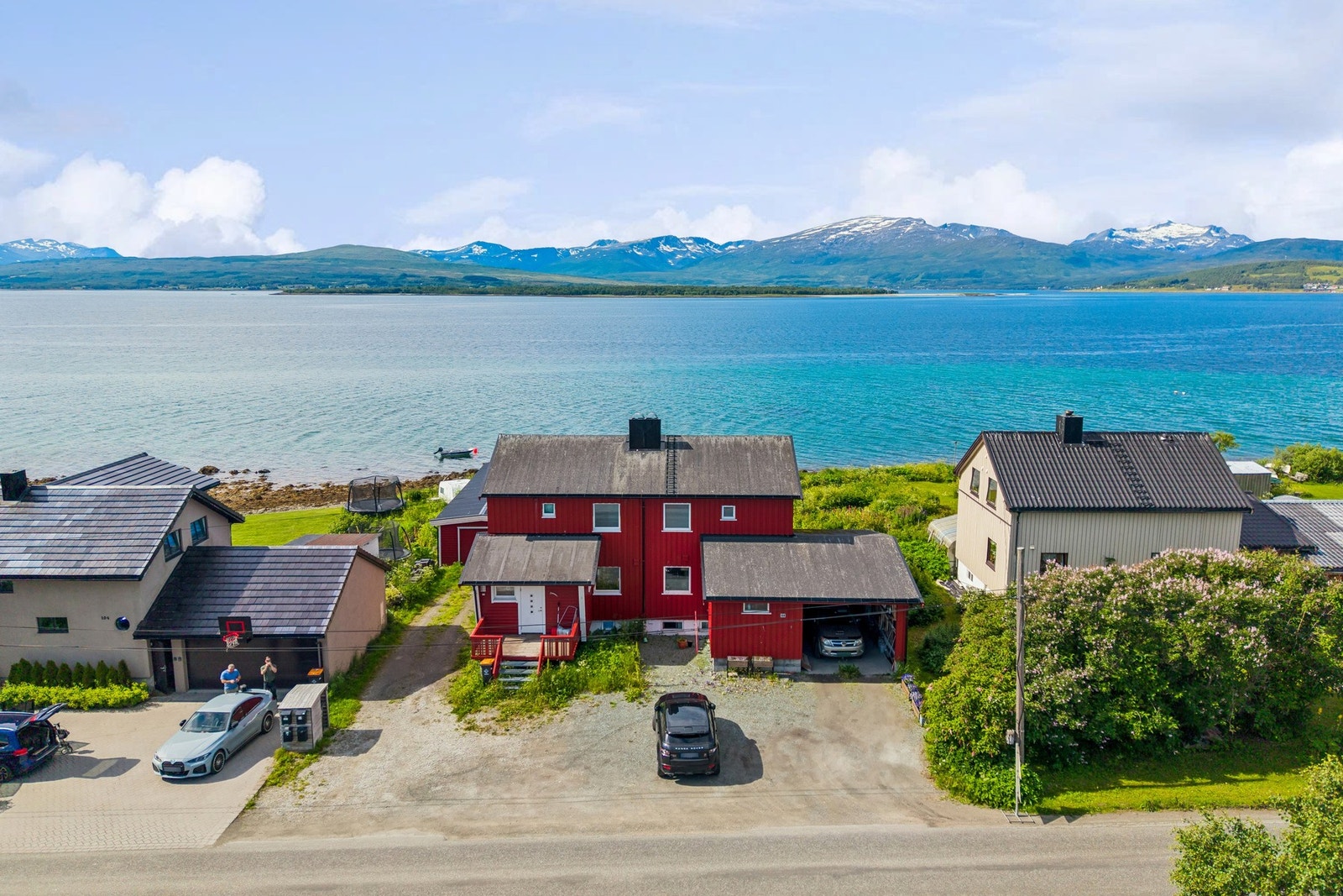 Tomannsbolig med tomt som strekker seg ned til sjøen og eget naust. Galleribilde