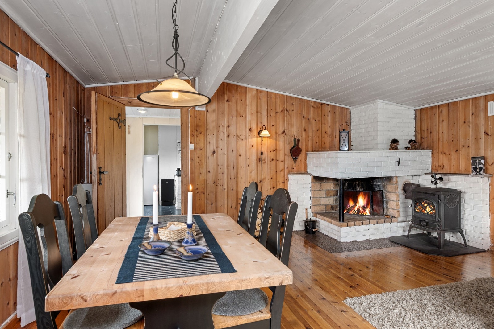 Spiseplassen har god plass til familie og gjester. Galleribilde