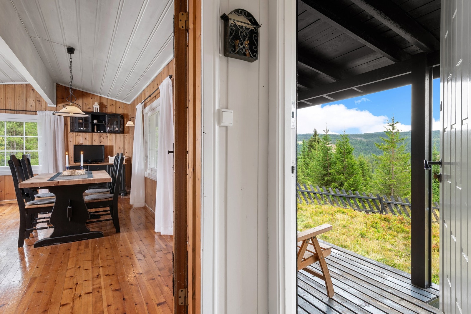 Inngangspartiet leder inn til hyttas entré. Galleribilde