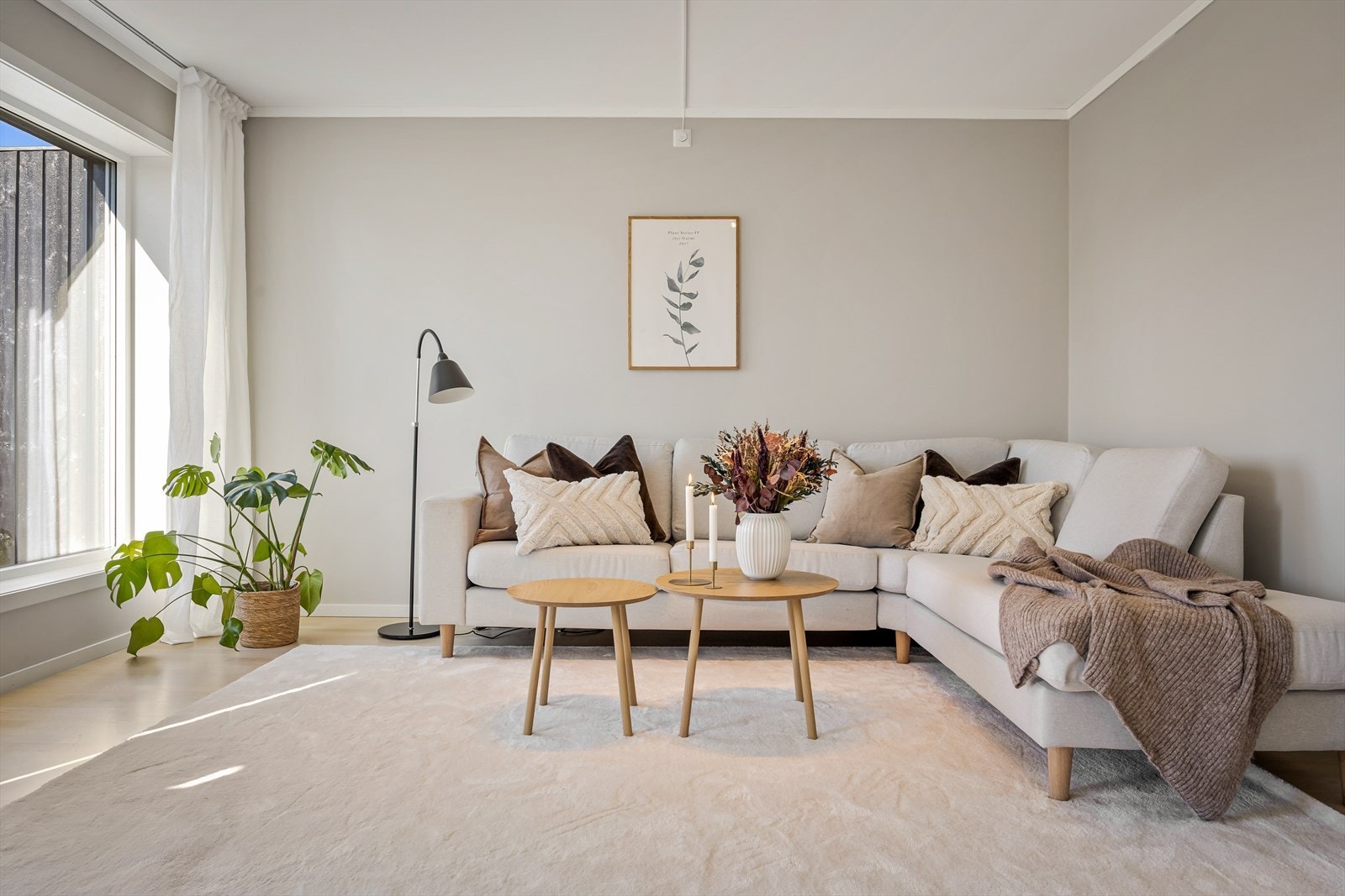 Gjennomført, skandinavisk uttrykk med lyst parkettgulv og slette veggflater malt i beige toner. Galleribilde