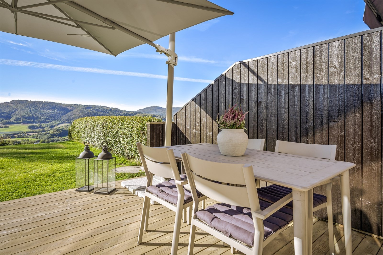 Terrasseplatting på ca. 21 kvm med god plass til grill og utelounge. Galleribilde