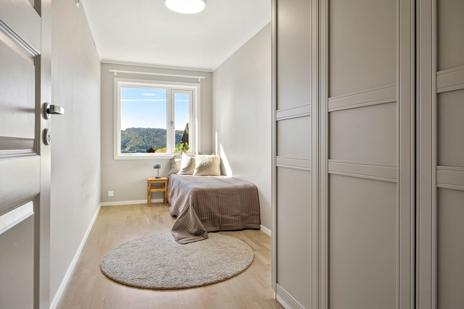 Soverom med garderobeskap. Moderne overflater og plass til seng, nattbord og garderobe. Galleribilde