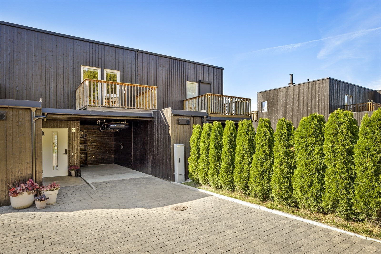 Gårdsplassen, carporten og inngangspartiet Galleribilde