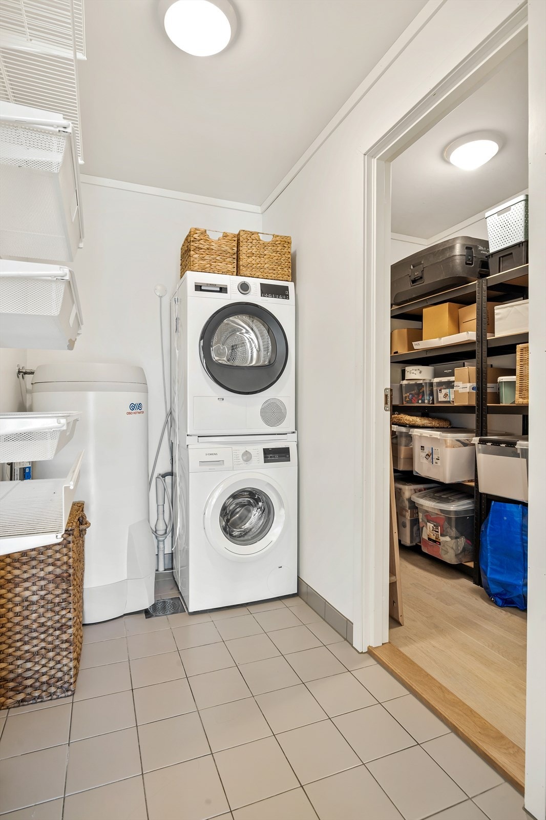 Separat vaskerom med innvendig bod ved siden av. Galleribilde